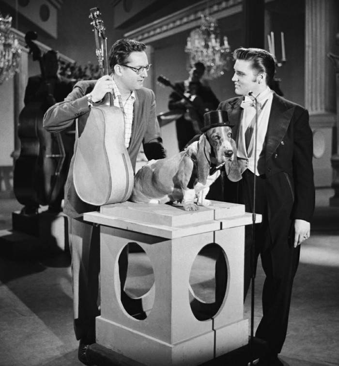 EL Show de Steve Allen - Transmitido 1 de julio de, 1956 - Episodio 2 - En la foto: (l-r) Elvis Presley, anfitrión Steve Allen (Foto de NBC / NBCU Banco de fotos a través de Getty Images)