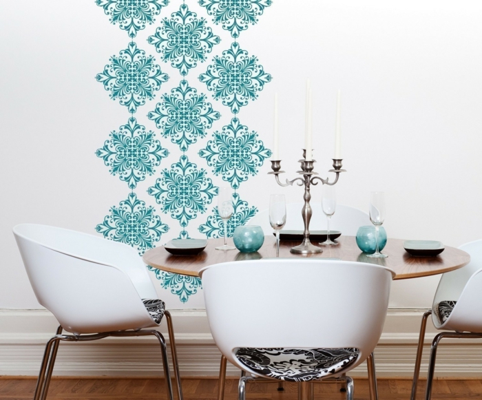 Salle à manger-vintage-papier peint-beaux ornements-turquoise chaises design couleur