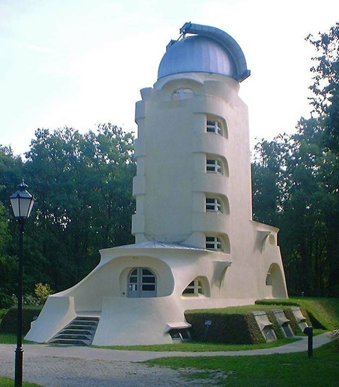Ekspressionismia arkkitehtuuri Einstein-torni kesällä