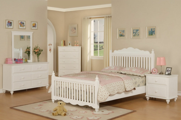 Country-style bedroom - minden fehér színű bútor