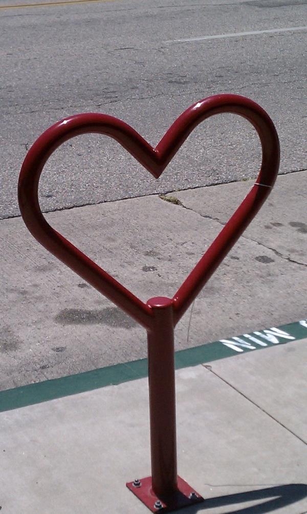 साइकिल स्टैंड बंद धातु-इन-आकार एक दिल की