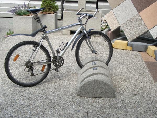 साइकिल स्टैंड बंद पत्थर
