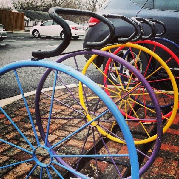 साइकिल स्टैंड-बाई-mehere-बाइक-इन-अलग-रंग