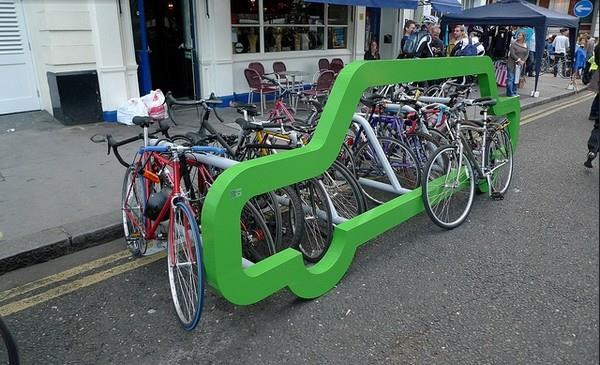 Polkupyörä Stand-in-vihreä-muodossa-auto