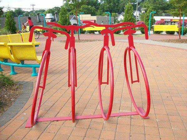 साइकिल स्टैंड-चार लाल-बाइक-इन-धातु