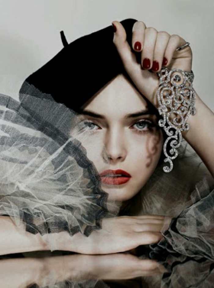 Photo Mode bijoux tulle tenue élégante Zyrkonia Rouge à lèvres Rouge Nail Polish béret noir