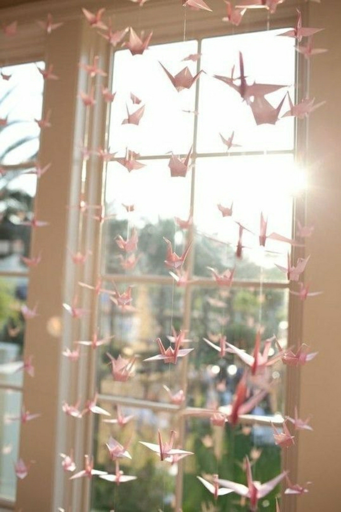 Décoration de fenêtre rose-grues origami