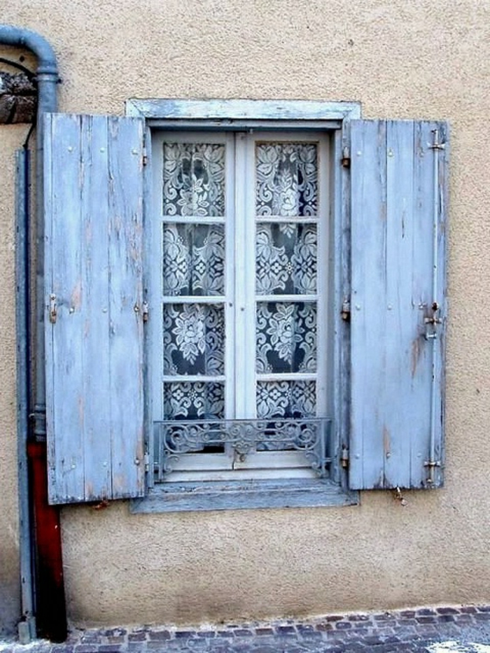 窗口美丽的窗帘店，淡蓝色