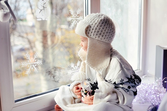 de ventana-a-Navidad-pequeños-niños-Fascinate