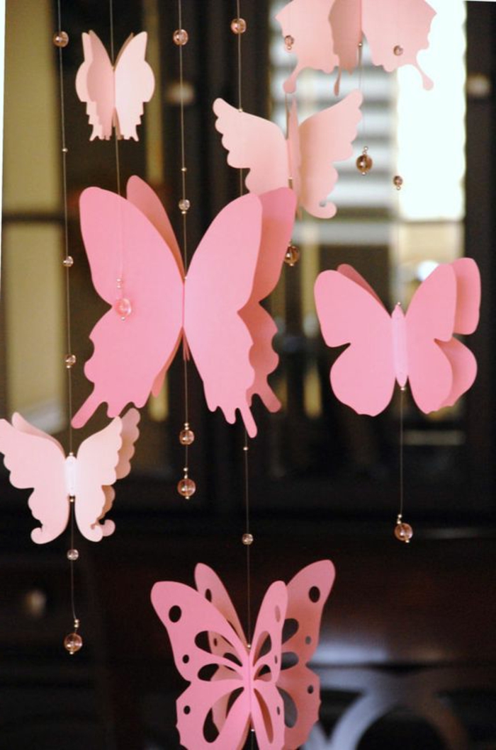 Garland-perhoset tekevät kesällä vaaleanpunaisia ​​ikkunakoristeita