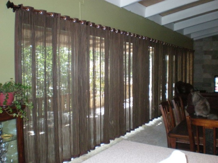 窗装饰窗帘的例子，在褐色