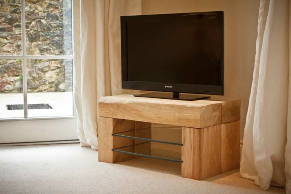 TV table de-simple-bois design dans le salon