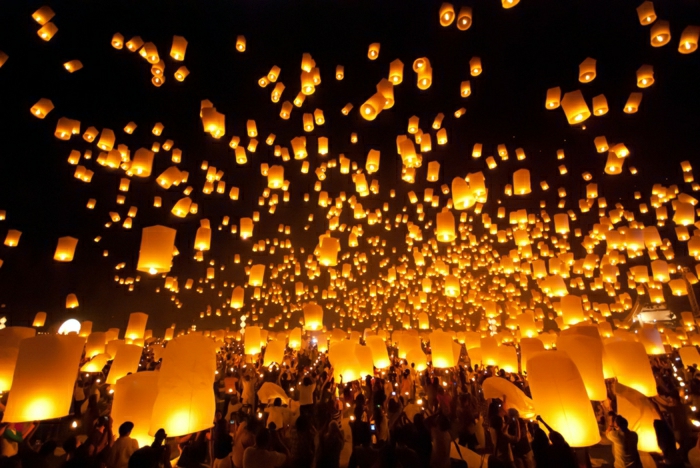 Φεστιβάλ-Ταϊλάνδης-πολλοί άνθρωποι-που πετούν στον ουρανό φαναράκια