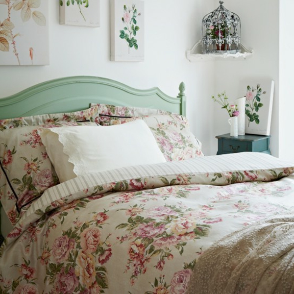 देश शैली के बेडरूम - बिस्तर पर तीन सुंदर चित्र