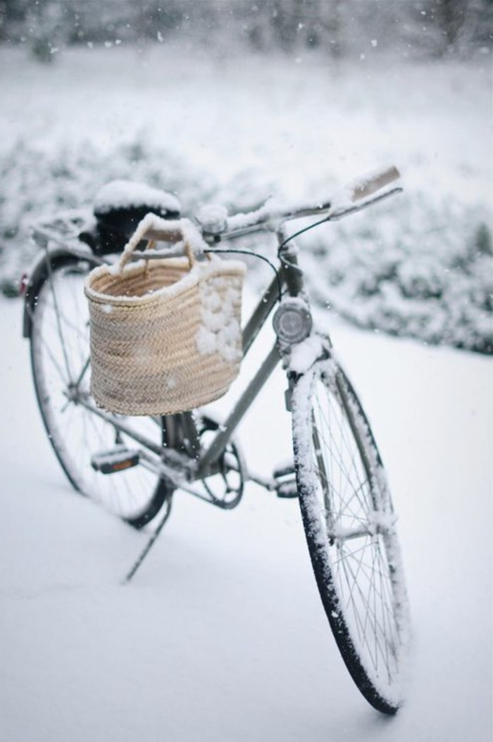 摄影与冬季主题 - 自行车在雪酷插图与雪主题