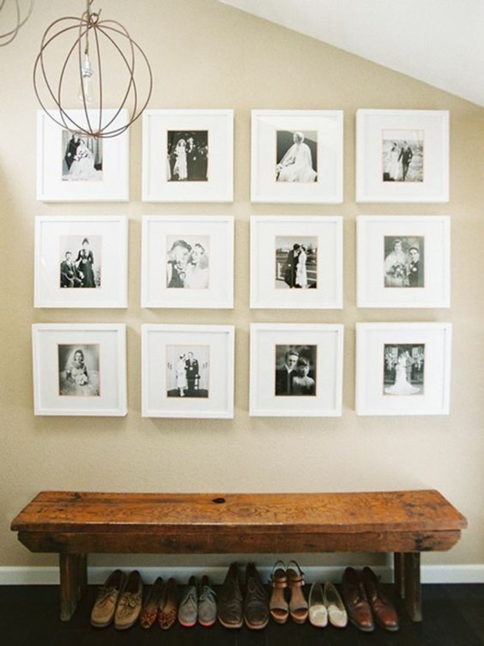 Foto en la pared en el pasillo de madera-banca