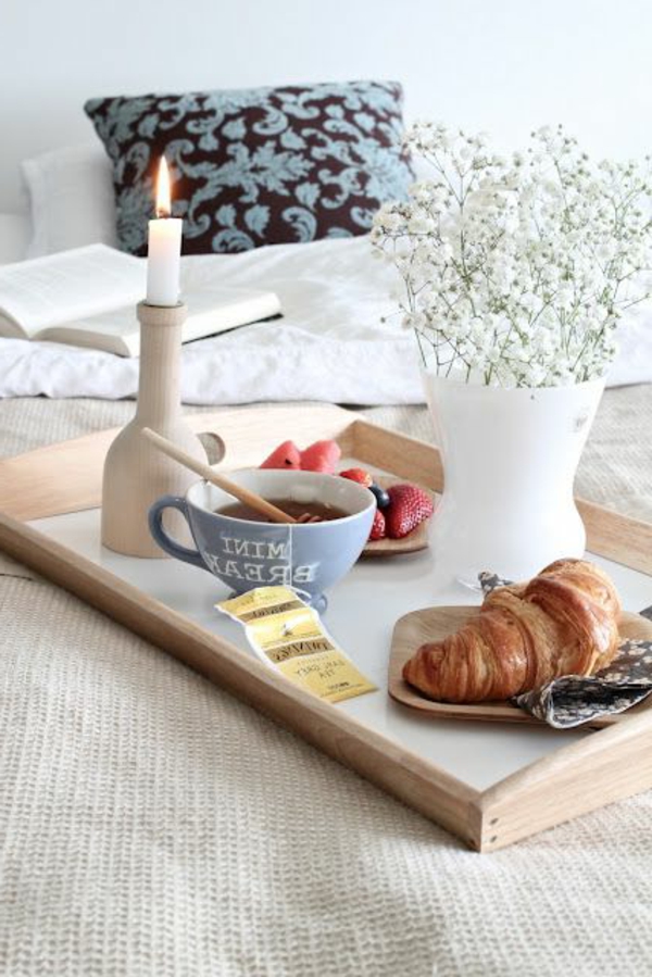 Petit-déjeuner en lit en bois idée plateau pratique