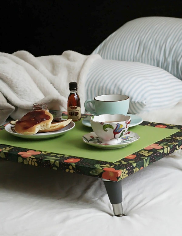 Petit-déjeuner en lit-grand-plateau en vert