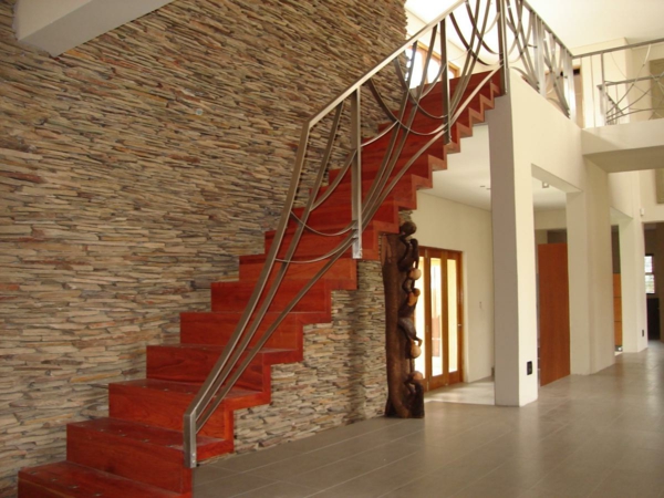grand-cantilever-escalier de bois avec rouge peint