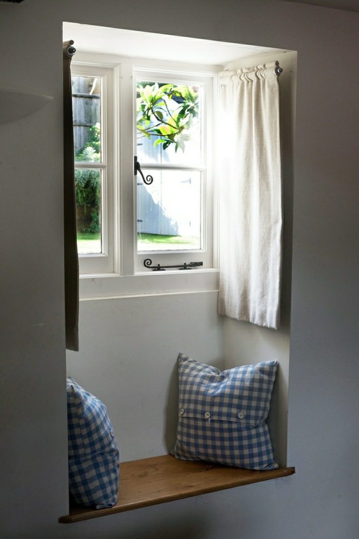 Zavjese Mali prozor plavi karirani jastuk