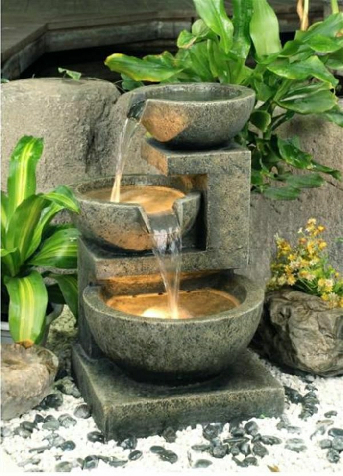 Градински фонтан три Купата растения