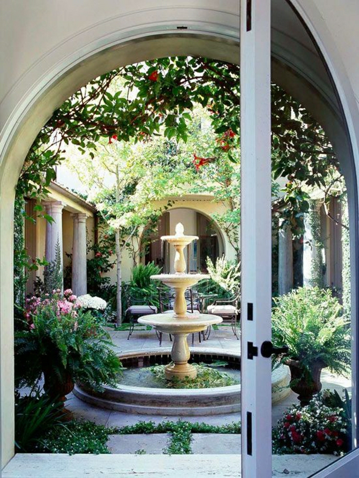 Garden Court елегантен фонтан