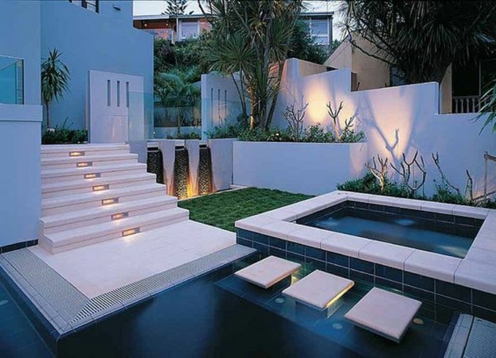 Diseño del jardín-moderna-con-piscina y trasera de iluminación