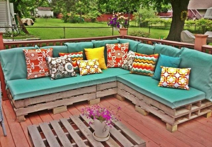 गार्डन फर्नीचर पैलेट सोफे फ़िरोज़ा रंग रंगीन तकिया कॉफी टेबल फूल बर्तन