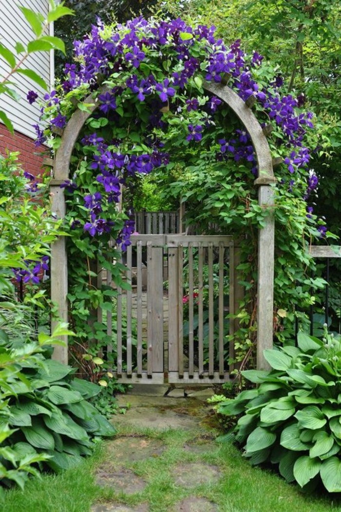 Puerta de jardín camino de madera y jardín