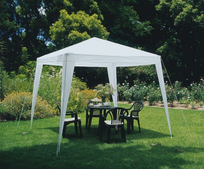 Puutarha teltat-with-vihreä-tuolit-ja-pöytä