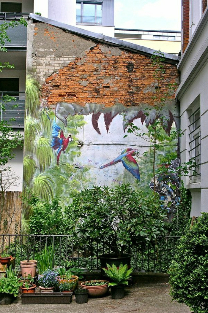 Bâtiment mur de briques plantes images graffiti Palm perroquets exotiques
