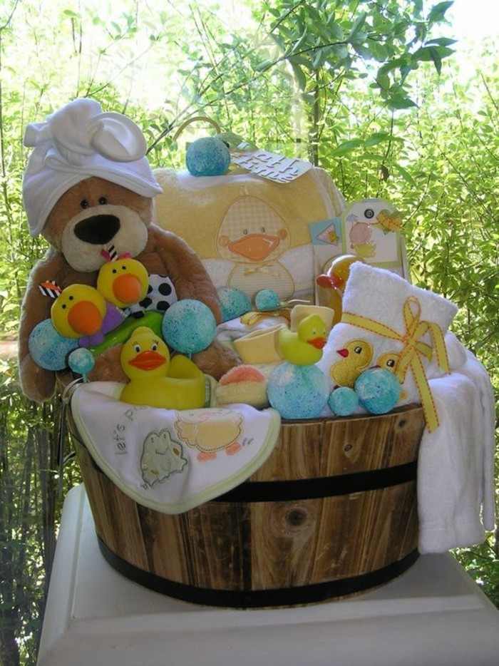 礼品 - 送设置的配件和玩具，对婴儿