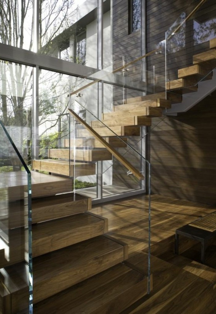 कांच रेलिंग सीढ़ी और लकड़ी घर