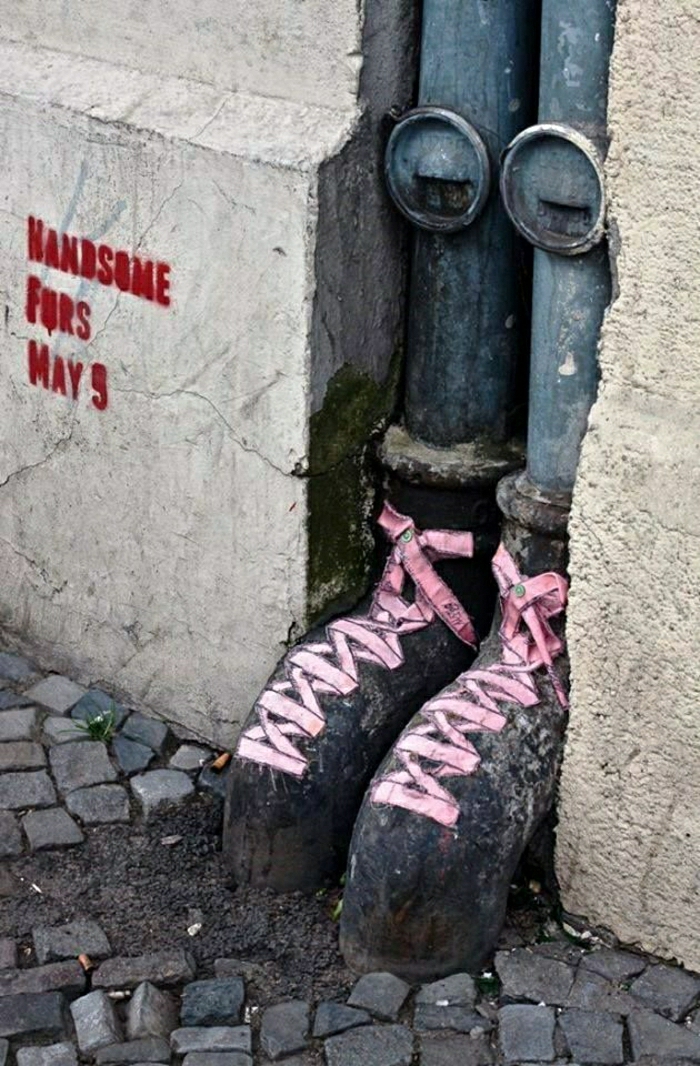 الكتابة على الجدران في الشوارع أنابيب فن الباليه أحذية مضحك