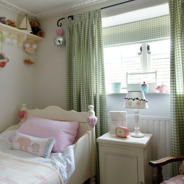 vidéki stílusú hálószoba - az egyszemélyes ágy melletti zöld függönyök