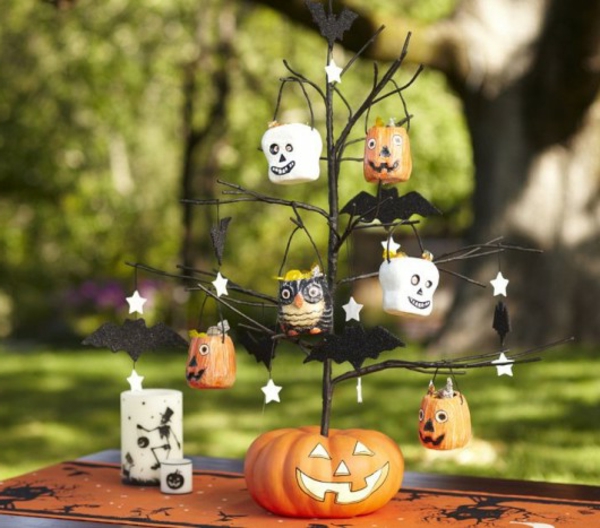 Décorez vous-même la décoration d'Halloween - la décoration de bricolage-brindille-de-brindille