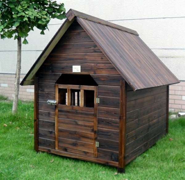 के लिए एक कुत्ते को विस्तार गहरे रंग की लकड़ी के घर