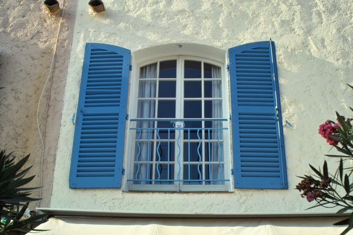 Ház mediterrán stílusú ablak egzotikus virág kék redőnyök