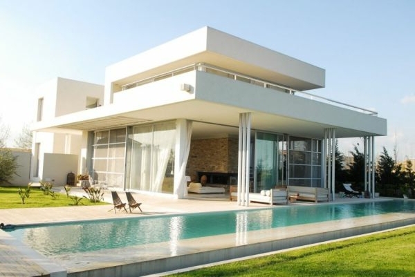 Gran piscina de lujo y paredes de vidrio para el modelo original de la casa en blanco