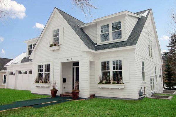 एक आधुनिक सफेद घर डिजाइन के लिए ग्रे छत और हरे रंग के क्षेत्रों