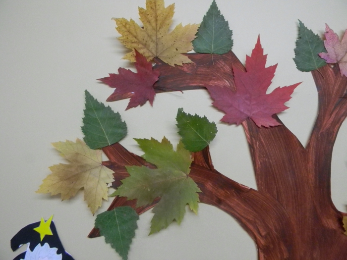 पतन शिल्प-साथ-बच्चों-पेड़ के साथ-रंगीन पत्तियां