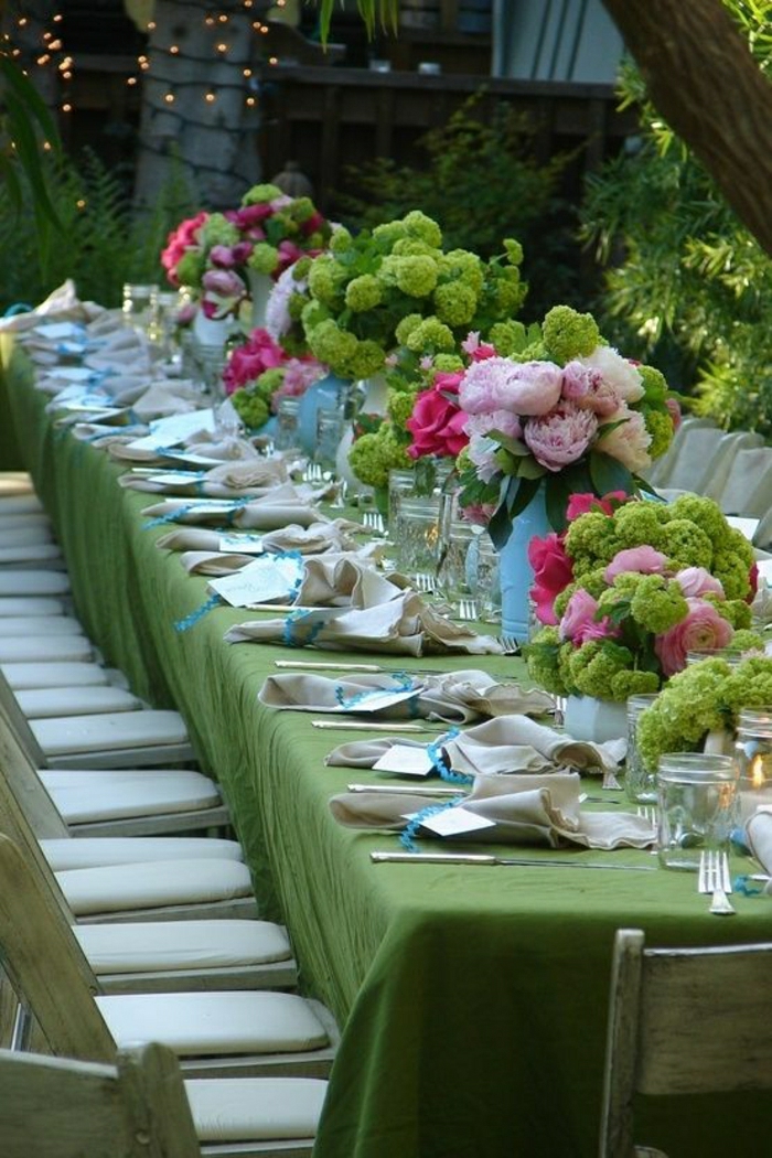 Сватба на маса декорация на зелена покривка цветя