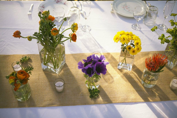 Esküvői asztaldísz, sárga és narancssárga virágok