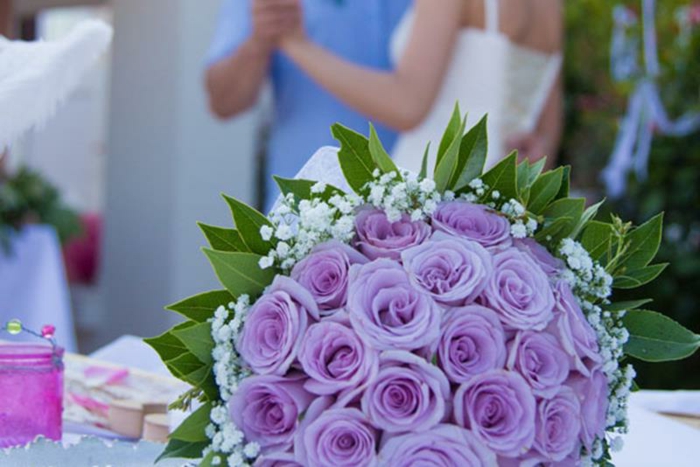 Esküvői asztaldísz-lila rózsa