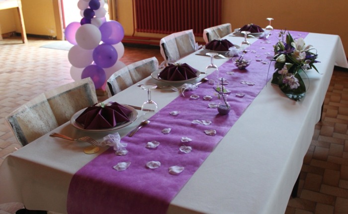 Esküvői asztaldísz lila szatén