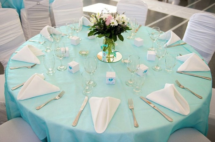 Esküvői asztaldísz körös-kék terítő