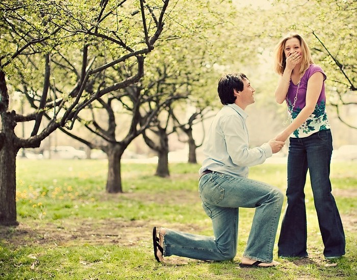 शादी प्रस्ताव के बीच-कुछ-हरे-फलों के पेड़