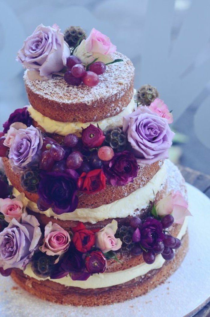 רעיון חתונה פנטסטית עוגה מעוטרת-עם-כחולים-ורדים
