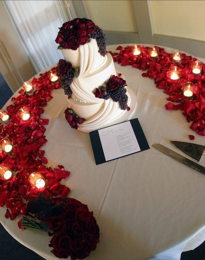 Dekoracije za vjenčanja-s-crveno-ružinih latica i svijećama