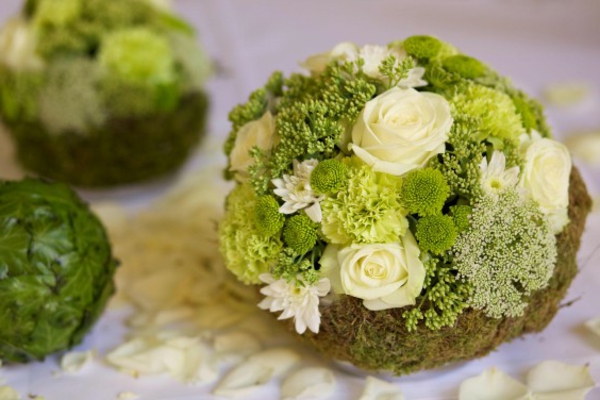 rosas bolas de color blanco decoración de mesa de boda